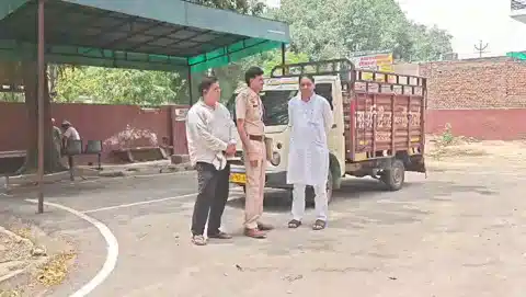 फतेहाबाद के गांव भिरडाना में सड़क हादसे के बाद मौके पर मौजूद ग्रामीण और पुलिस।