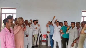 कारोली गांव में आयोजित श्रद्धांजलि सभा के दौरान स्वर्गीय राजेश पायलट को पुष्प अर्पित करते ग्रामीण एवं गणमान्य नागरिक।
