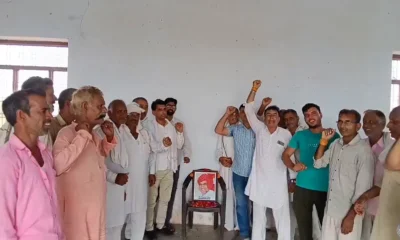कारोली गांव में आयोजित श्रद्धांजलि सभा के दौरान स्वर्गीय राजेश पायलट को पुष्प अर्पित करते ग्रामीण एवं गणमान्य नागरिक।