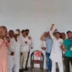 कारोली गांव में आयोजित श्रद्धांजलि सभा के दौरान स्वर्गीय राजेश पायलट को पुष्प अर्पित करते ग्रामीण एवं गणमान्य नागरिक।