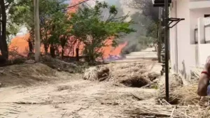 दोस्तपुर गांव की हरिजन बस्ती में लगी आग बुझाते ग्रामीण और फायर ब्रिगेड कर्मचारी