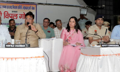 सभागार में जिला लोक संपर्क एवं जन परियोजना समिति की बैठक लेते राजस्व मंत्री एवं आपदा प्रबंधन मंत्री विपुल गोयल।
