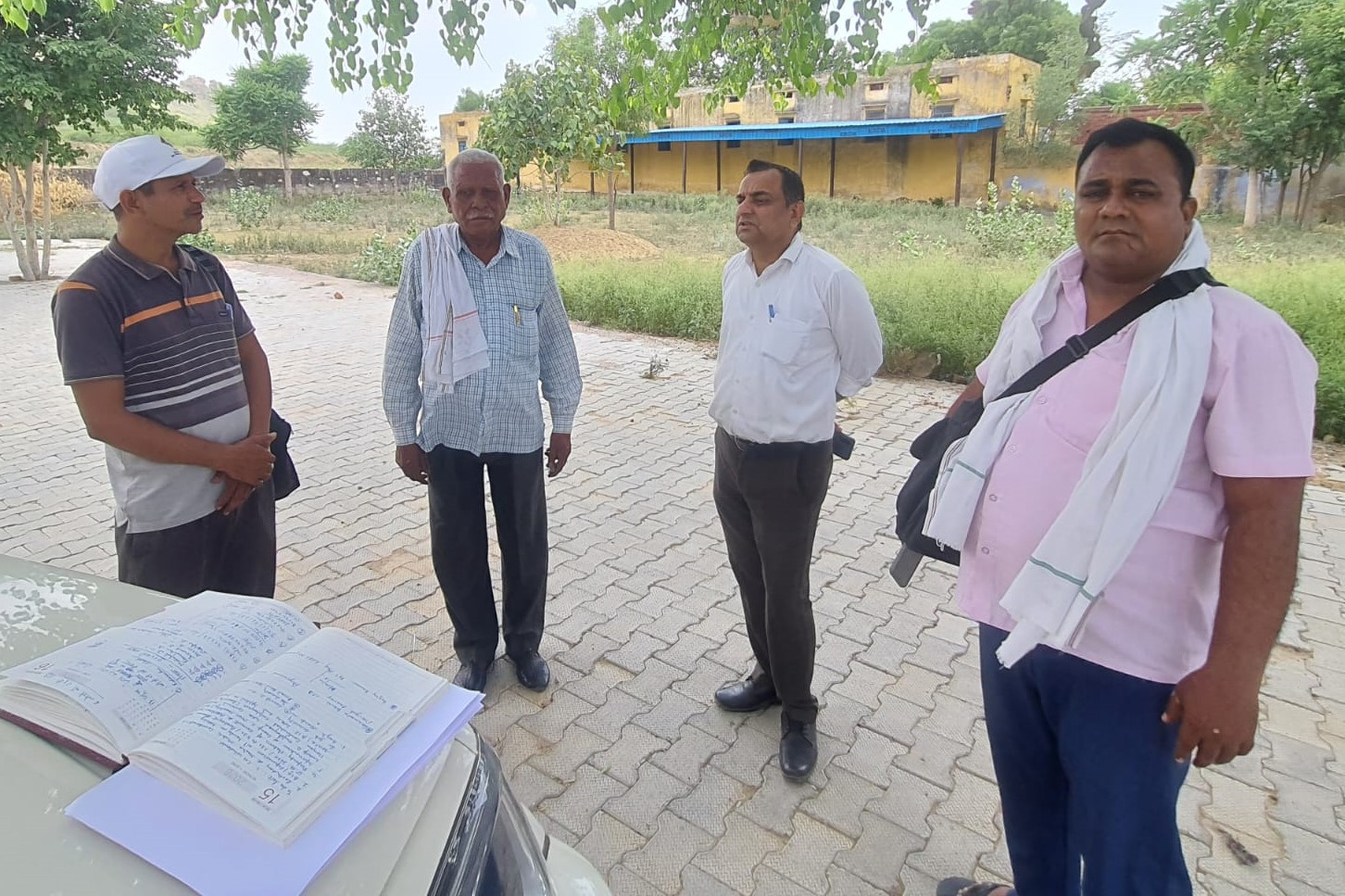 फील्ड में निरीक्षण करते एसडीएम उदय सिंह।