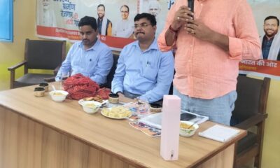 कार्यक्रम में संबोधित करते जिला अध्यक्ष डॉ यतेंद्र राव।