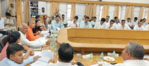 सड़क सुरक्षा समिति की बैठक लेते सांसद चौधरी धर्मबीर सिंह।