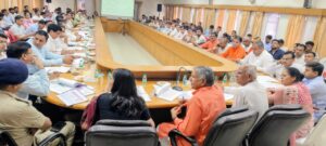दिशा की बैठक लेते सांसद चौधरी धर्मबीर सिंह।