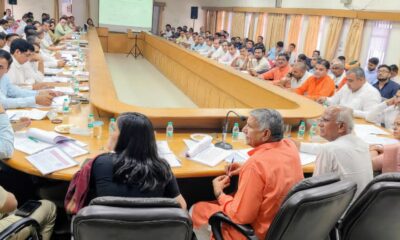 दिशा की बैठक लेते सांसद चौधरी धर्मबीर सिंह।
