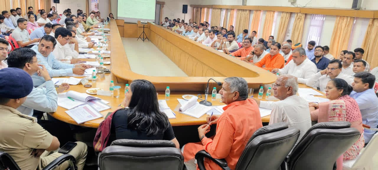 दिशा की बैठक लेते सांसद चौधरी धर्मबीर सिंह।