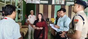 परीक्षा केंद्रों का निरीक्षण करती डीसी अनुपमा अंजली।