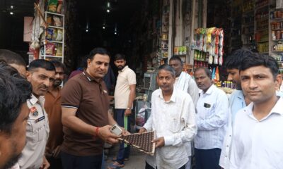 नागरिकों को जूट के बैग वितरित करते डीएमसी रणवीर सिंह।
