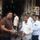 नागरिकों को जूट के बैग वितरित करते डीएमसी रणवीर सिंह।