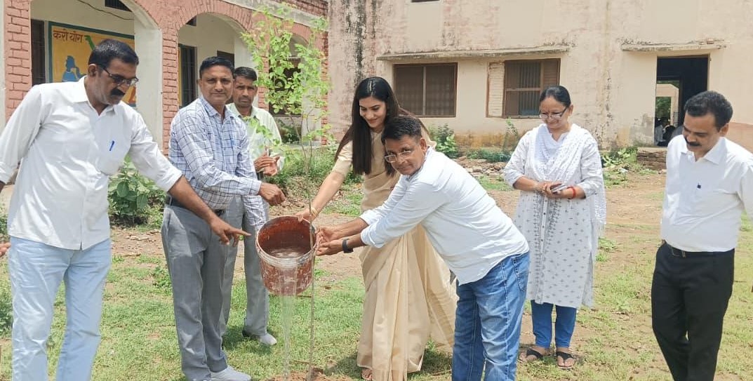 पौधारोपण करती सीजेएम नीलम कुमारी।