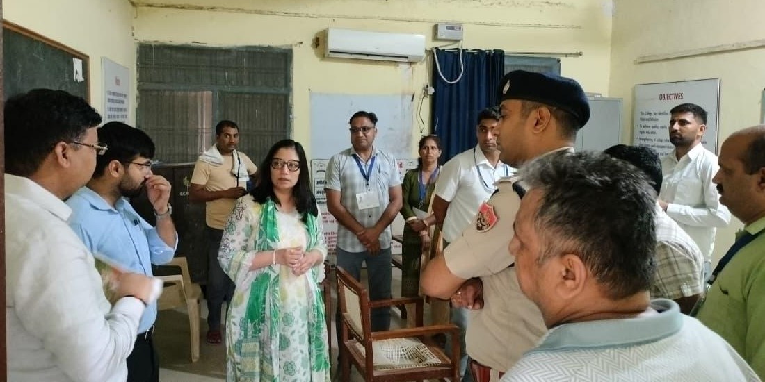 परीक्षा केंद्रों का जायजा लेती डीसी अनुपमा अंजली।
