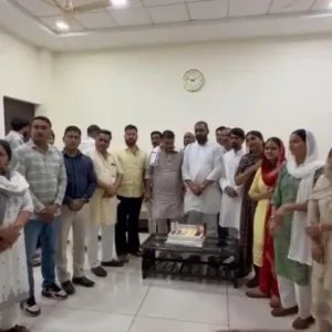 रेवाड़ी में कैबिनेट मंत्री आरती सिंह राव के जन्मदिन पर पौधारोपण करते जिला प्रमुख मनोज यादव और अन्य जनप्रतिनिधि।