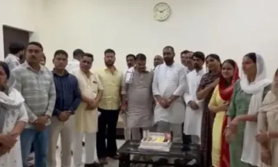 रेवाड़ी में कैबिनेट मंत्री आरती सिंह राव के जन्मदिन पर पौधारोपण करते जिला प्रमुख मनोज यादव और अन्य जनप्रतिनिधि।