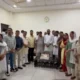 रेवाड़ी में कैबिनेट मंत्री आरती सिंह राव के जन्मदिन पर पौधारोपण करते जिला प्रमुख मनोज यादव और अन्य जनप्रतिनिधि।