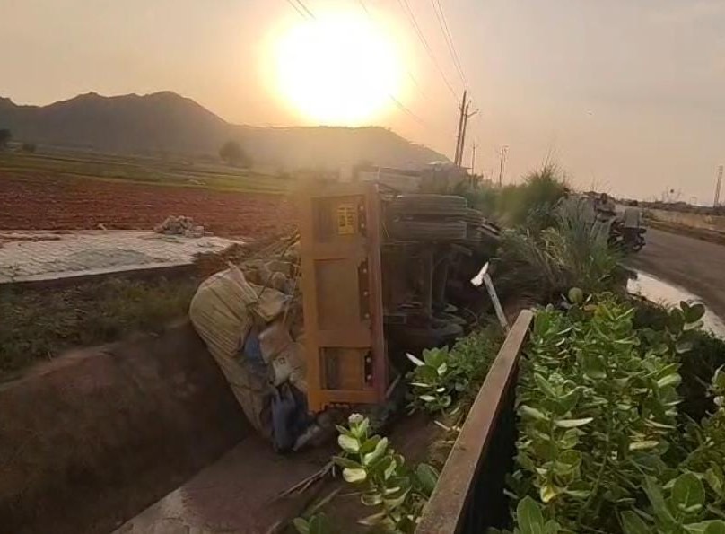 नांगल चौधरी के पास NH-148B हाईवे पर नहर में गिरा JK सुपर सीमेंट से भरा ट्रक।