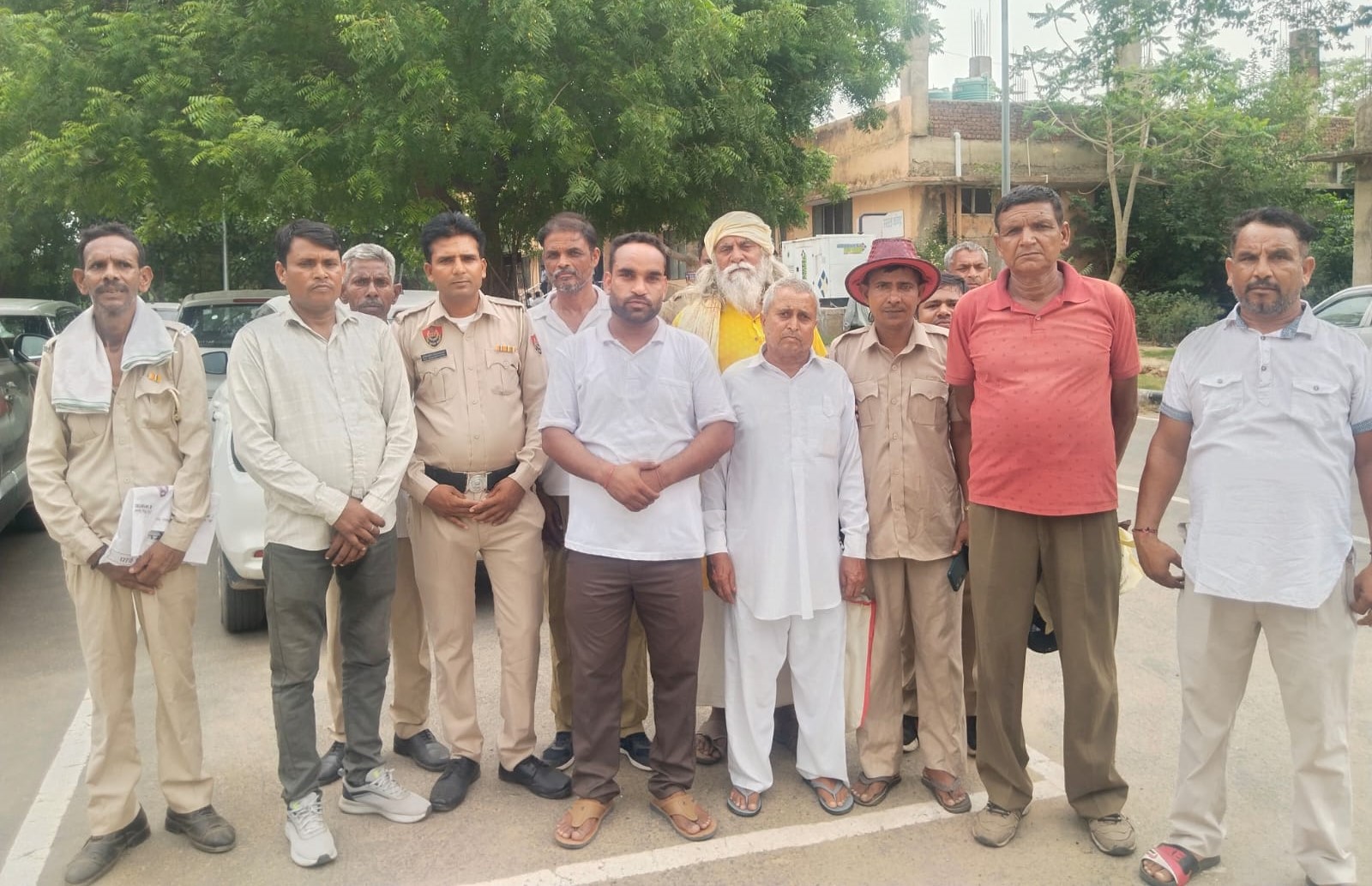 विरोध प्रदर्शन में शामिल हुए चौकीदार संगठन के लोग