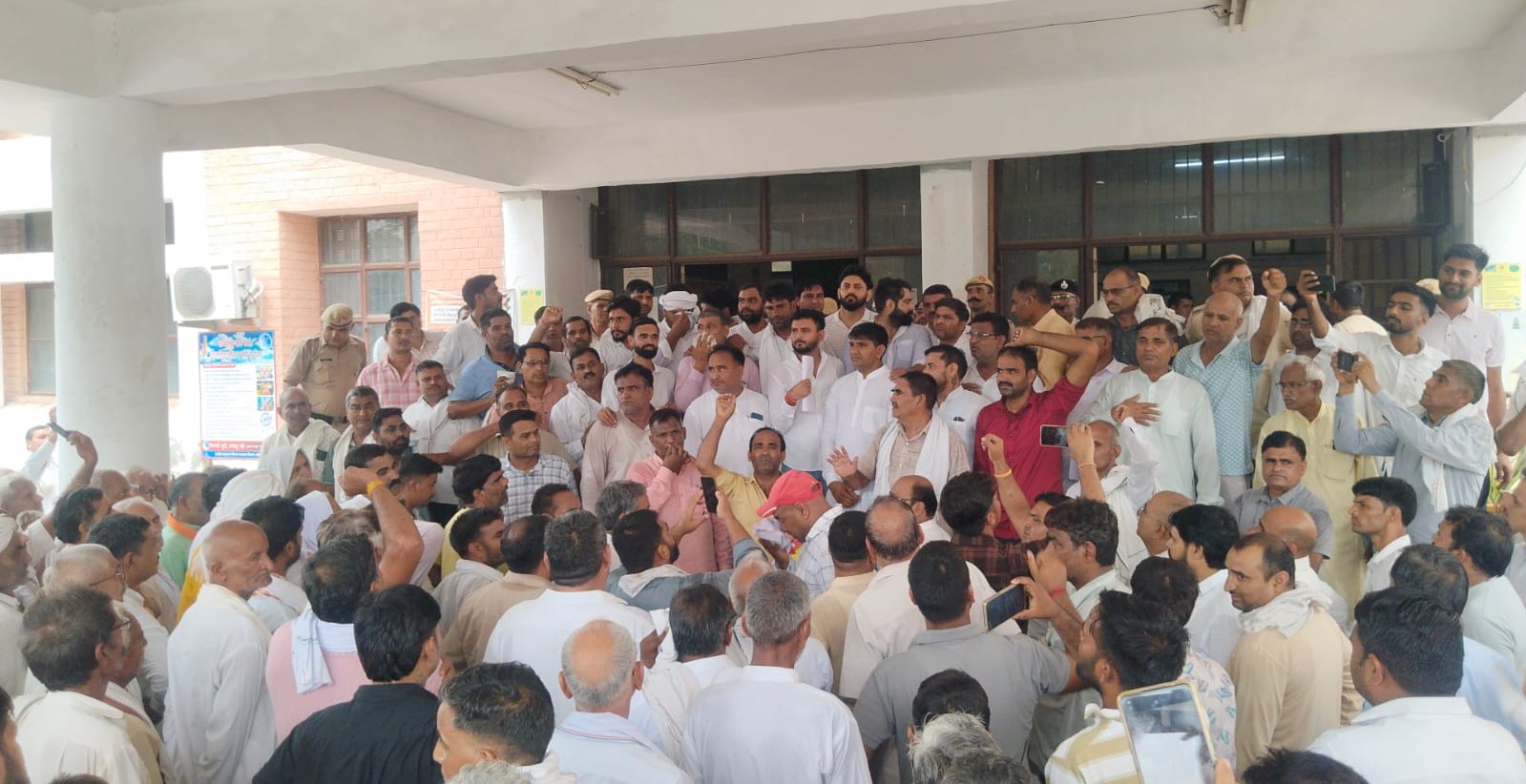 नारनौल लघु सचिवालय में विरोध प्रदर्शन करते हुए जिला महेंद्रगढ़ के जनप्रतिनिधि और जिला महेंद्रगढ़ के ग्रामीण