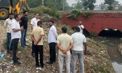 वार्ड 16 में नालों का निरीक्षण करते नगर निगम आयुक्त महाबीर प्रसाद