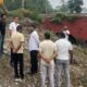 वार्ड 16 में नालों का निरीक्षण करते नगर निगम आयुक्त महाबीर प्रसाद