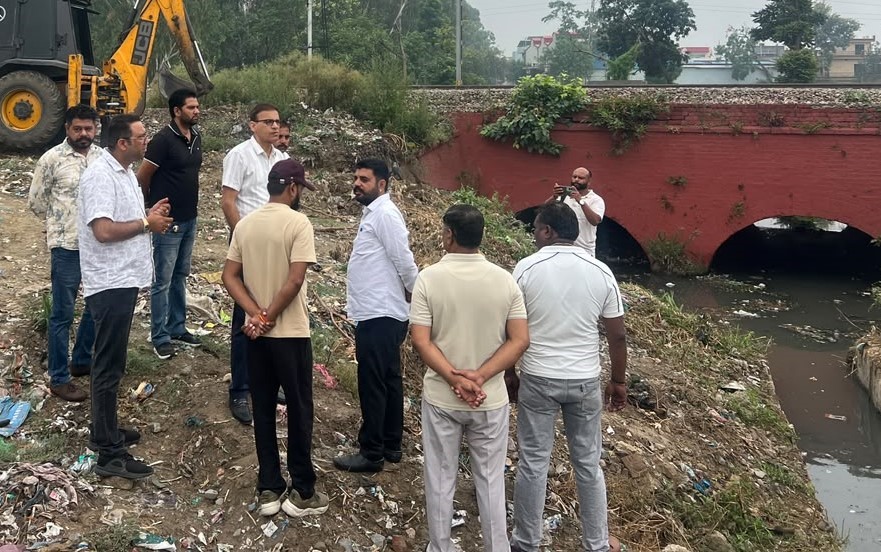 वार्ड 16 में नालों का निरीक्षण करते नगर निगम आयुक्त महाबीर प्रसाद