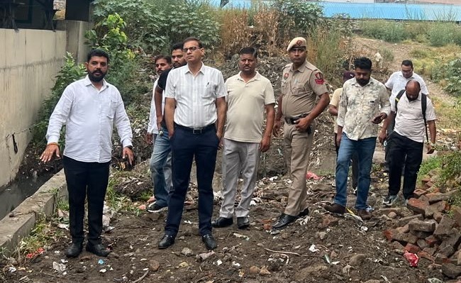 निरीक्षण के दौरान अधिकारियों को निर्देश देते नगर निगम आयुक्त महाबीर प्रसाद।