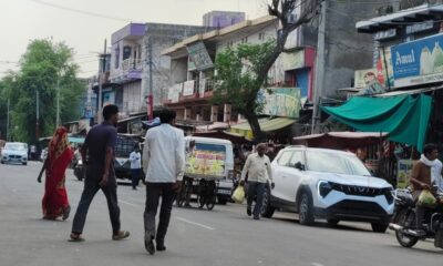 नांगल चौधरी के टी-पॉइंट पर सड़क किनारे खड़े वाहनों और अतिक्रमण के कारण प्रभावित यातायात।