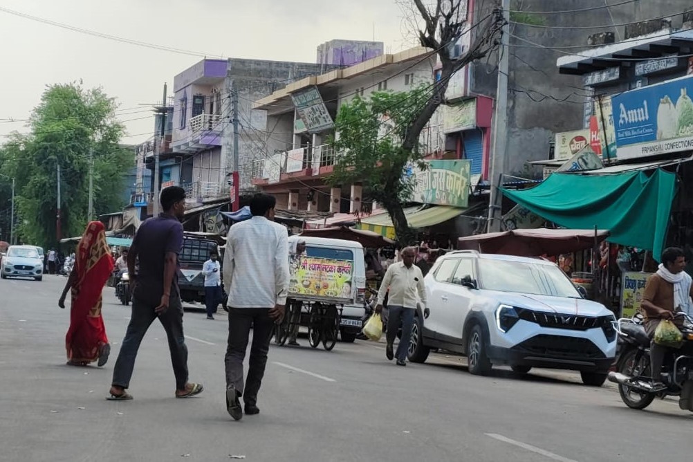 नांगल चौधरी के टी-पॉइंट पर सड़क किनारे खड़े वाहनों और अतिक्रमण के कारण प्रभावित यातायात।