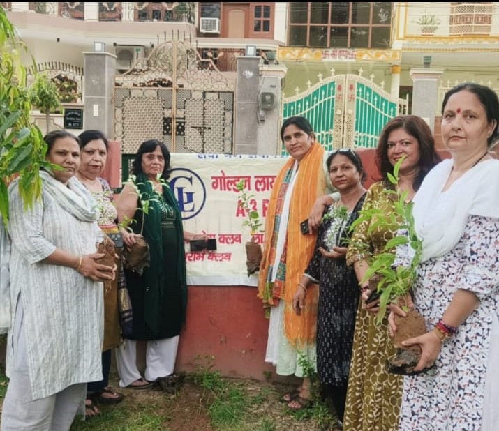 रेवाड़ी में राष्ट्रीय डॉक्टर्स डे पर वृक्षारोपण करती गोल्डन लाइंस A3 की समाजसेवी महिलाएं।