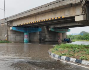 नांगल चौधरी में लगातार बारिश के बाद यादव सभा फ्लाईओवर के नीचे जमा पानी।