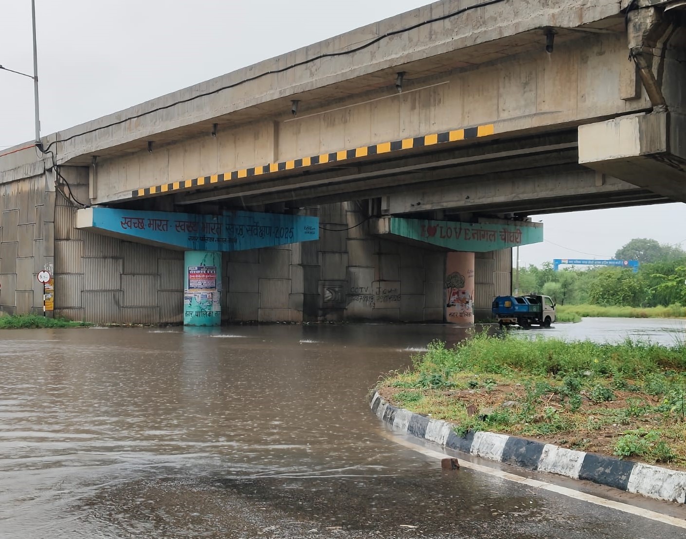 नांगल चौधरी में लगातार बारिश के बाद यादव सभा फ्लाईओवर के नीचे जमा पानी।