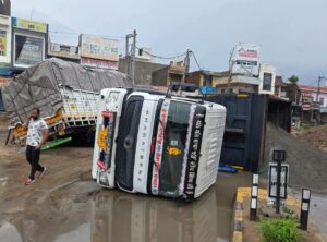 भूना में पलट्रा सीमेंट से भरा ट्राला।