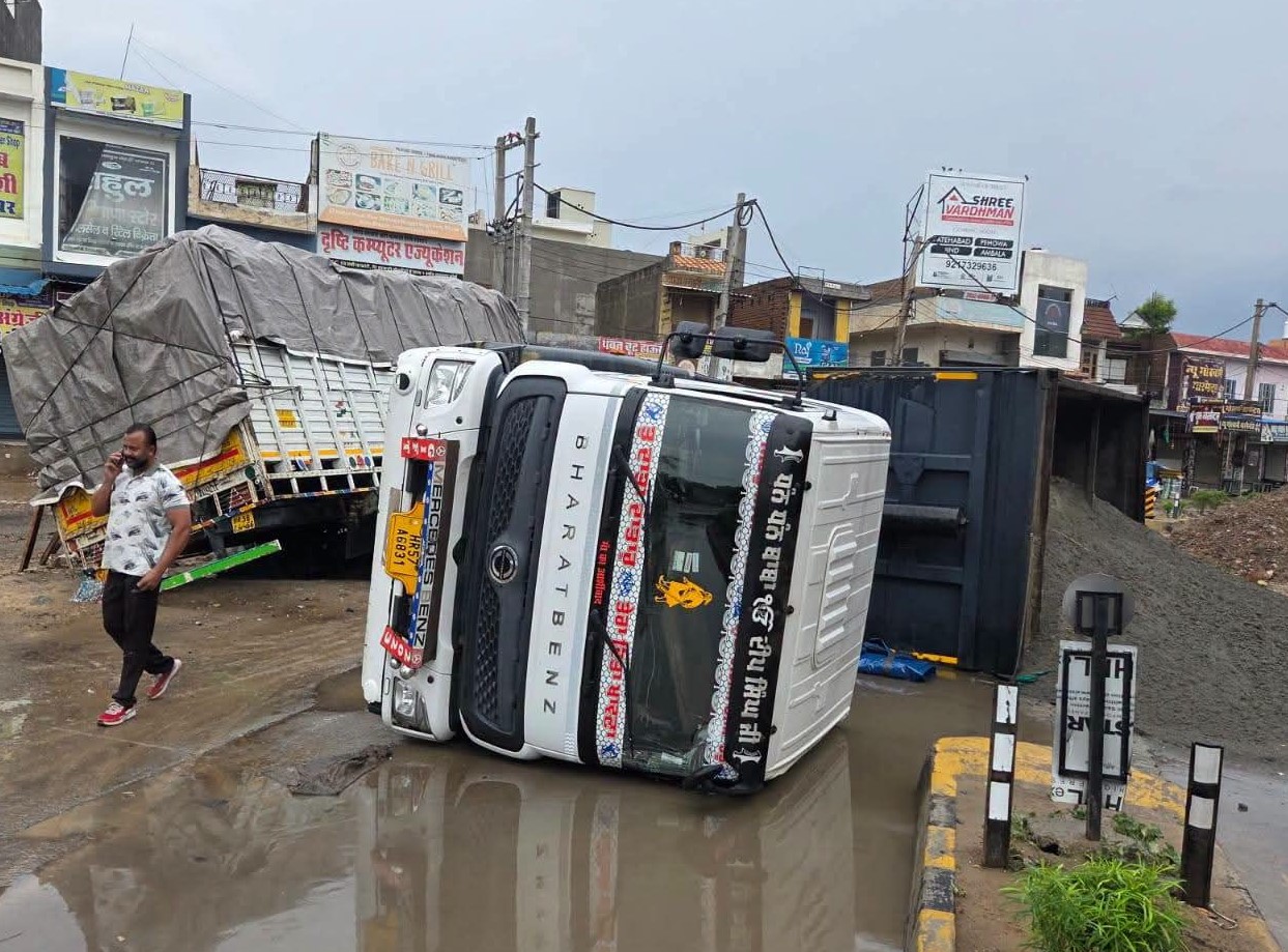 भूना में पलट्रा सीमेंट से भरा ट्राला।