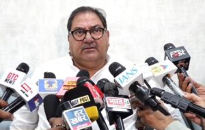 चंडीगढ़ में प्रेसवार्ता को संबोधित करते इनेलो के राष्ट्रीय अध्यक्ष अभय सिंह चौटाला।