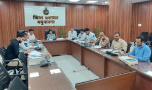 यमुनानगर में मतदाता सूची विशेष गहन पुनरीक्षण अभियान की समीक्षा बैठक में वीडियो कॉन्फ्रेंसिंग करते अधिकारी।