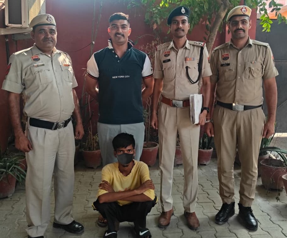 डबुआ मारपीट मामले में गिरफ्तार मुख्य आरोपी दिशान उर्फ बोंचा पुलिस हिरासत में।