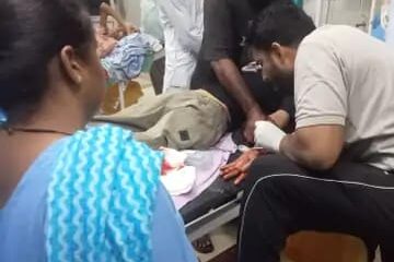 गंडासे से कलाई कटने के बाद रणजीत सिंह का उपचार करते स्वास्थ्यकर्मी।