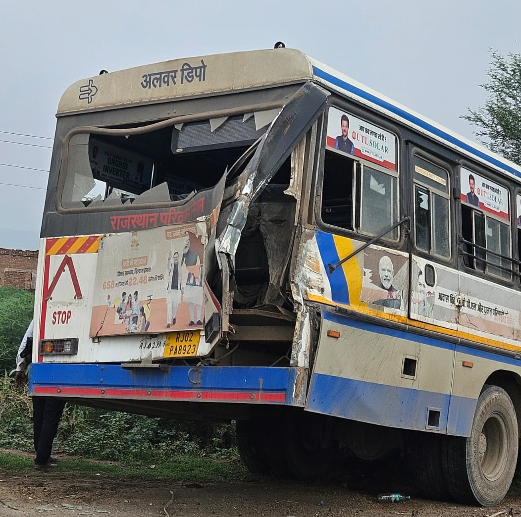 पाटखोरी गांव के पास हादसे के बाद सड़क से नीचे उतरकर पेड़ से टकराई राजस्थान रोडवेज बस।