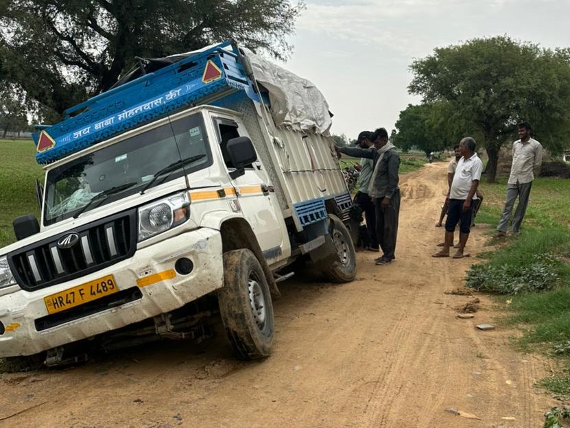 बास कांटी गांव में पाइप लाइन खुदाई के बाद क्षतिग्रस्त लिंक मार्ग और समस्या दिखाते ग्रामीण।
