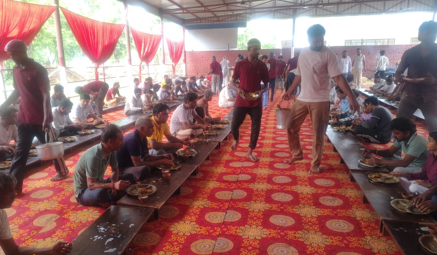 उंनिदा हनुमान मंदिर में आयोजित विशाल भंडारे में प्रसाद ग्रहण करते श्रद्धालु।