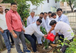 अटेली में आरती सिंह राव के जन्मदिन पर मार्केट कमेटी परिसर में पौधारोपण करते अतिथि।