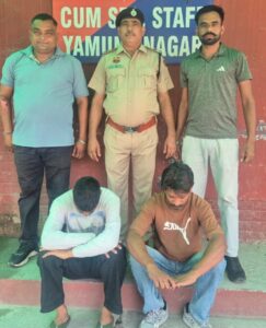 हाईवे पर साधु का भेष बनाकर स्नैचिंग करने वाले गिरोह के गिरफ्तार आरोपी पुलिस के साथ।