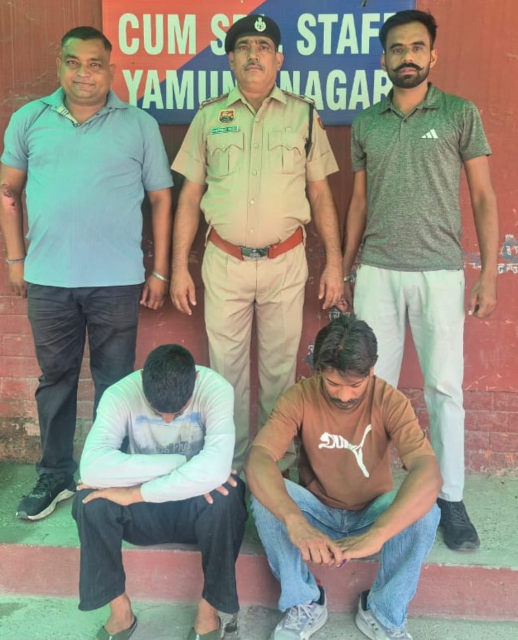 हाईवे पर साधु का भेष बनाकर स्नैचिंग करने वाले गिरोह के गिरफ्तार आरोपी पुलिस के साथ।