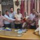कार्यकारी महासचिव नियुक्त होने के बाद रेणु दहिया का पुष्पगुच्छ भेंट कर स्वागत करते सैनी सभा के पदाधिकारी।