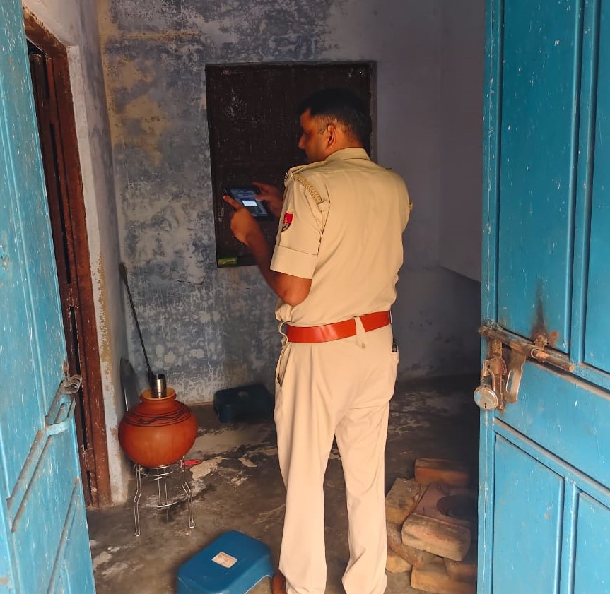 बिहाली के राजकीय प्राथमिक विद्यालय में चोरी के बाद टूटे ताले और क्षतिग्रस्त सामान।