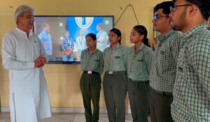 नारनौल में छात्रों के साथ संवाद करते हरियाणा कांग्रेस अध्यक्ष राव नरेंद्र सिंह।