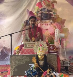 सतनाली के बाबा भैरवनाथ मंदिर में श्रीमद्भागवत कथा सुनते श्रद्धालु और प्रवचन देते मोहित कौशिक महाराज।