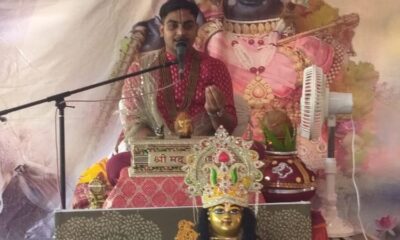 सतनाली के बाबा भैरवनाथ मंदिर में श्रीमद्भागवत कथा सुनते श्रद्धालु और प्रवचन देते मोहित कौशिक महाराज।