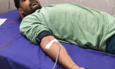 सिविल अस्पताल नारनौल में रक्तदान करते प्रदीप सैनी।